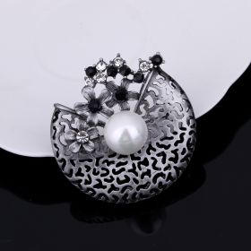 Popular Hollow Rhinestone Pearl Brooch (Color: White)